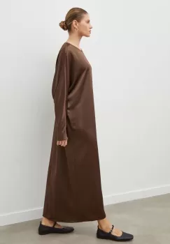 By Malene Birger rochie culoarea maro, maxi, oversize imagine