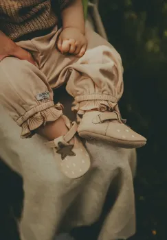 Donsje pantofi din piele intoarsa pentru bebe Nanoe Shoes Strawberry culoarea bej, 1005003 imagine