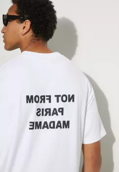 Drole de Monsieur tricou din bumbac Le T-Shirt Slogan barbati, culoarea alb, cu imprimeu, PERM-TS203-CO002-OPW imagine