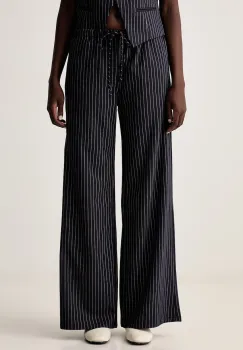Pantaloni si leggings imagine