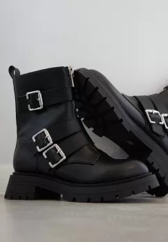 Medicine botine culoarea negru, cu platforma, izolare usoara imagine