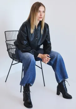 Medicine botine culoarea negru, cu toc drept imagine