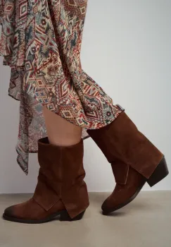 Medicine cizme de cowboy din piele intoarsa culoarea maro, cu toc drept imagine