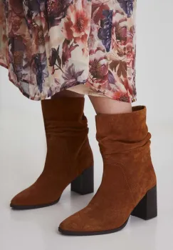 Medicine cizme din piele intoarsa culoarea maro, cu toc drept imagine