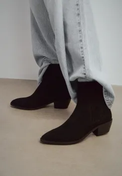 Medicine cizme din piele intoarsa culoarea negru, cu toc drept imagine
