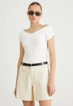 Medicine pantaloni scurti culoarea bej, neted, medium waist imagine