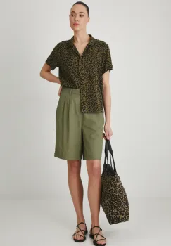 Medicine pantaloni scurti din amestec de in femei, culoarea verde, neted, high waist imagine