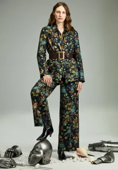 Medicine sacou culoarea negru, cu un singur rand de randuri, cu model imagine