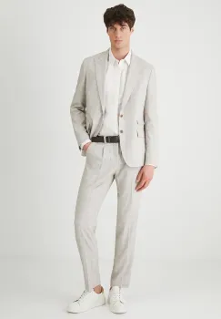 pantaloni culoarea bej, drept imagine