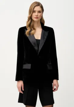 Pedro del Hierro sacou culoarea negru, un singur rand de nasturi, neted imagine