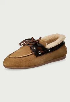 Posa  mocasini pentru femei din piele intoarsa Boat Loafer imagine