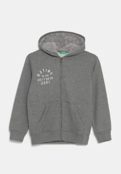 United Colors of Benetton bluza copii culoarea gri, cu gluga, cu imprimeu, 3EB5C504H imagine
