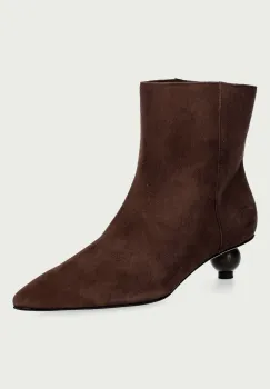 Weekend Max Mara botine cu toc jos pentru femei din piele intoarsa imagine