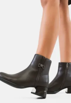 Botine dama Matheus Maro imagine