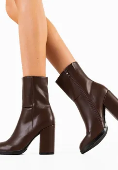 Botine dama Tshepo Maro imagine