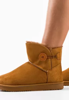 Cizme tip Ug Aria Camel imagine