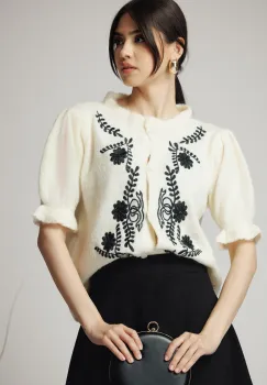 Bluza casual din tricot bej cu broderie si nasturi imagine