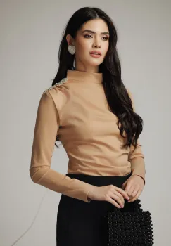 Bluza DY Fashion eleganta din lycra bej cu fronseu si aplicatie pe umar imagine