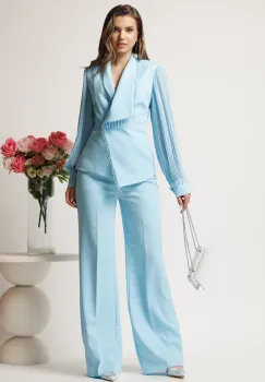 Compleu bleu cu pantaloni evazati si sacou cambrat cu maneci din voal plisat imagine