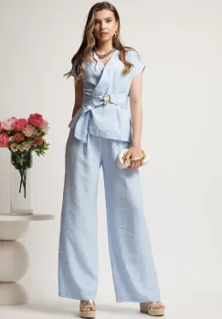 Compleu bleu din doua piese cu pantaloni lejeri si bluza cu decolteu si cordon in talie imagine