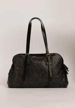 Geanta eleganta neagra cu aspect impletit si detalii metalice discrete imagine
