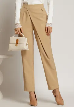 Pantaloni bej cu pliu petrecut imagine