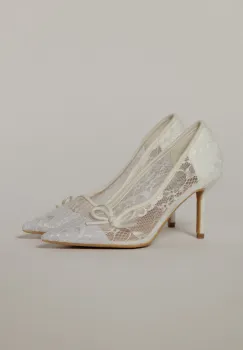 Pantofi eleganti albi imbracati in dantela imagine