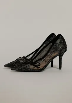 Pantofi eleganti negri imbracati in dantela imagine