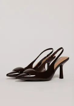 Pantofi maro cu varf ascutit si detaliu decorativ imagine