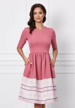 Rochie Anda roz cu broderie si imprimeu la baza imagine