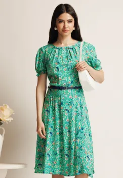 Rochie midi verde din viscoza in clos cu flori roz si curea in talie imagine
