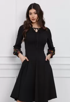 Rochie Moze neagra din crep cu motive traditionale imagine