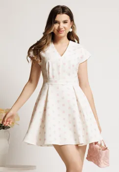 Rochie scurta alba din stofa in clos cu buline roz si curea in talie imagine