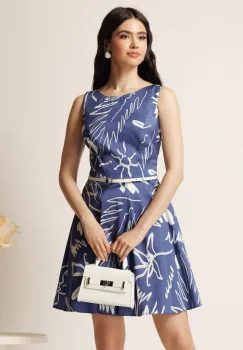 Rochie scurta bleumarin in clos cu imprimeuri albe si curea in talie imagine