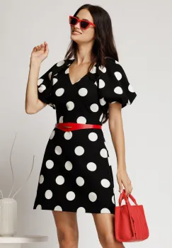 Rochie scurta neagra din stofa cu buline si curea in talie imagine