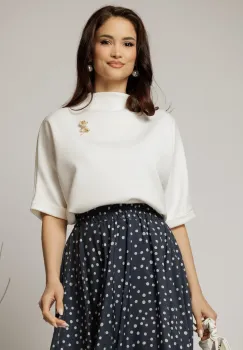 Tricou alb cu brosa si croi lejer cu adaos de viscoza imagine