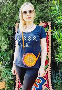 Geanta stilizata cu motive traditionale cu floare 9 imagine