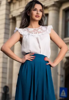 Bluza eleganta alba din panza topita cu volanas si broderie imagine