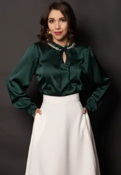 Bluza verde satinata cu guler decorat cu perle imagine