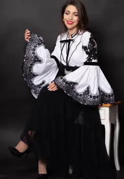 Camasa eleganta de inspiratie traditionala Elizabeth cu maneci tip clopot si broderie neagra imagine