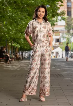 Compleu casual de vara bej cu pantalon evazat si camasa imagine