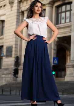 Pantaloni casual albastri evazati cu crapatura si nasturi pe laterale imagine