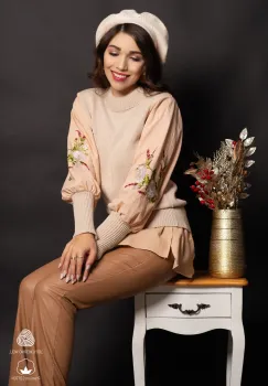 Pulover din bumbac bej cu broderie florala crem-rosu si insertie tip camasa imagine