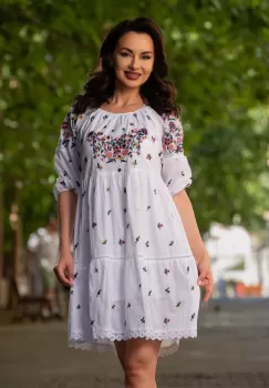 Rochie traditionala alba din bumbac Flavia in clos cu flori multicolore brodate imagine