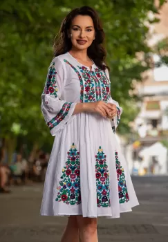 Rochie traditionala alba din bumbac Violeta cu maneca tip clopot si broderie florala imagine