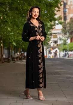 Rochie traditionala eleganta neagra lunga din vascoza Maria cu broderie bej imagine