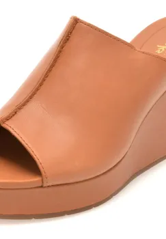 Papuci CLARKS maro, SABINA MULE, din piele naturala imagine
