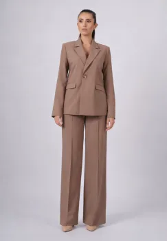 Compleu bej format din doua piese cu pantaloni largi si sacou cu design deosebit imagine