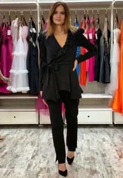 Compleu elegant negru prevazut cu sacou elegant cu volane si broderie pretioasa imagine