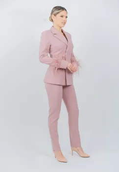 Compleu elegant roz prafuit compus din sacou accesorizat cu strasuri si pene si pantaloni lungi conici imagine